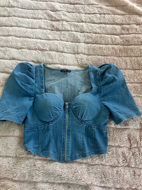 Story on Tops - Denim Zip-Front Puff Sleeve Crop Top